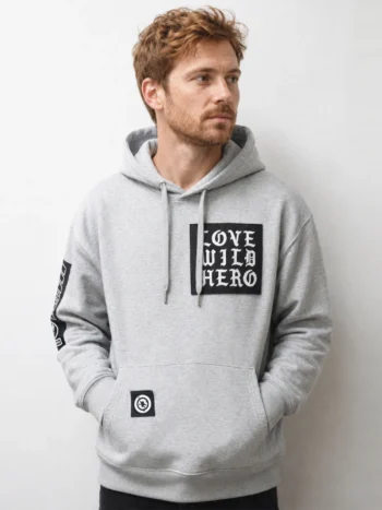 wild love oversized hoodie grijs voorzijde model man